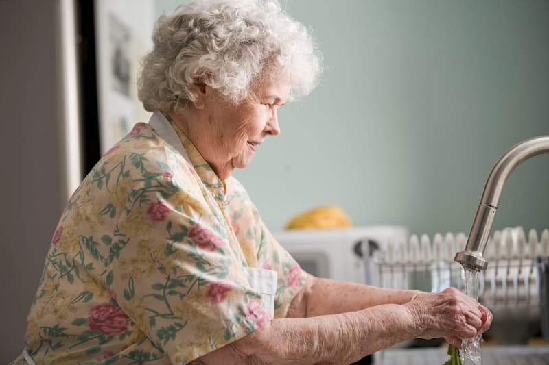 elderly woman getting home health aide service